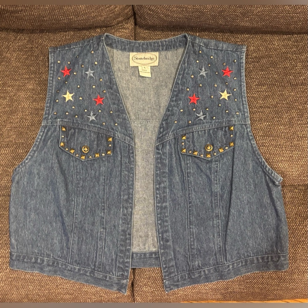 Ladies Stonebridge Denim Vest with Star Embellishments, size Large. NWOT.